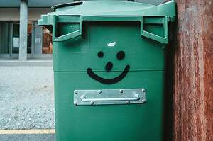 groen skraldespand med smiley